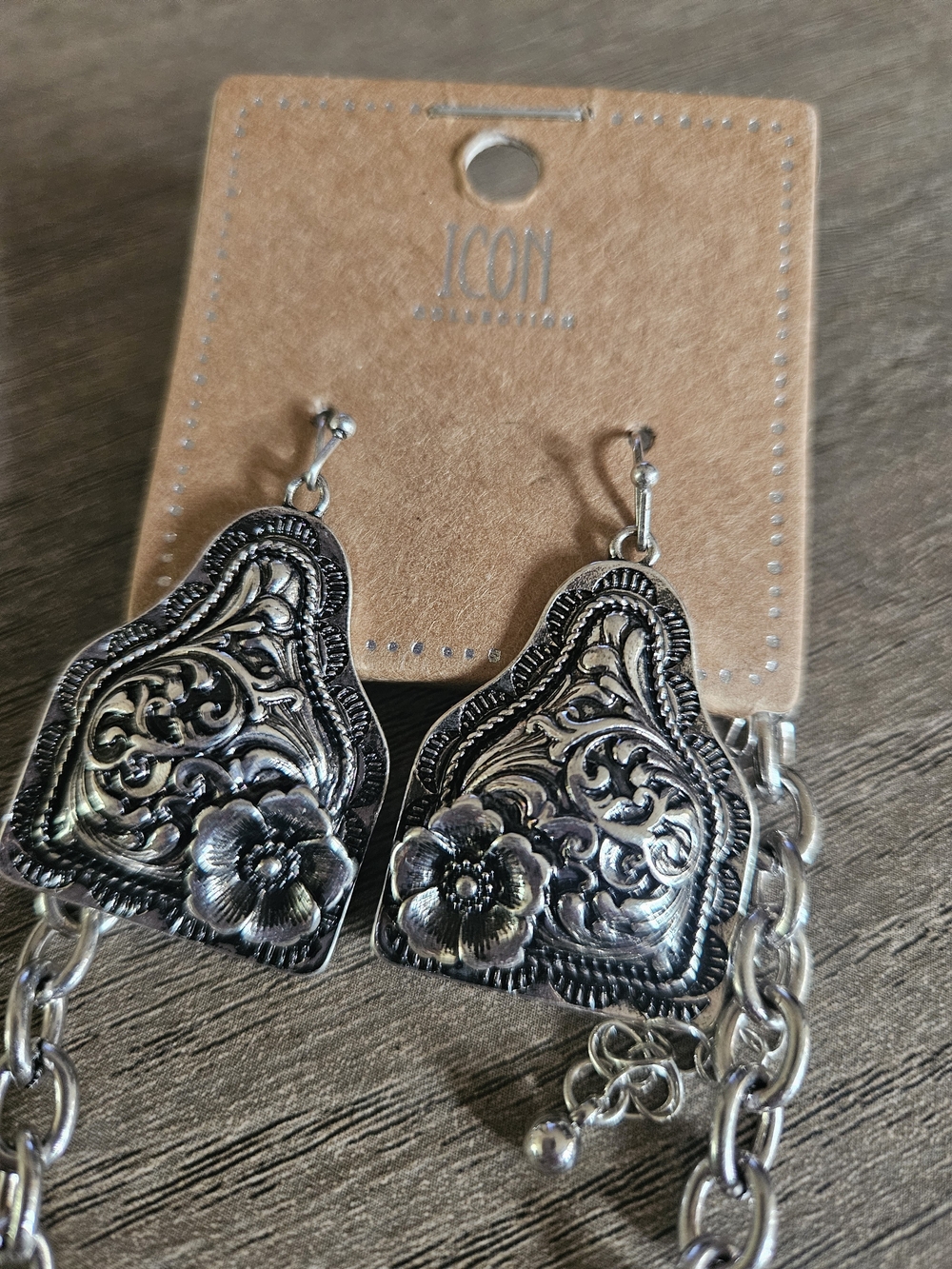 Western Silver-Tone Filigree Floral Pendant Necklace - Women's Jewelry-NWT - Picture 3 of 3